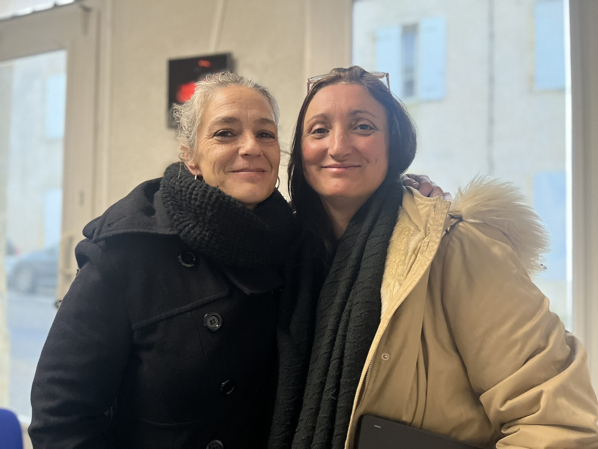 Claire et Johanna : Mobilisation à Saint-Pierre-d'Aurillac contre la fermeture d'une classe