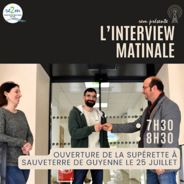 Franck et marion reçoivent les clés de la supérette à Sauveterre-de-Guyenne des mains de Monsieur le Maire