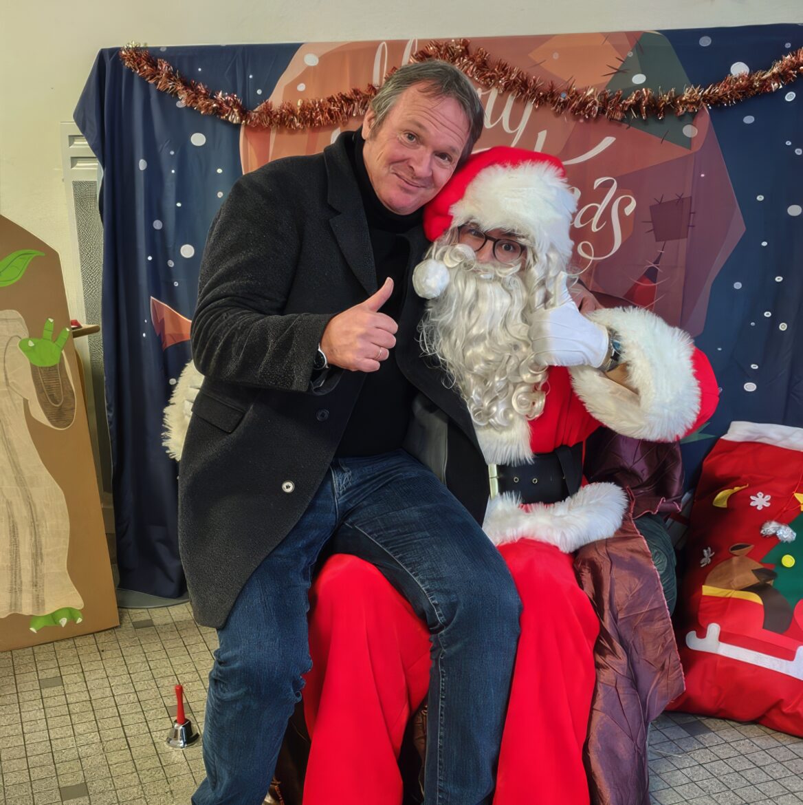 Retour sur le marché de Noël "En Attendant Noël" à La Réole : une journée conviviale avec ateliers, animations et solidarité locale au rendez-vous. La Réole - Bruno Marty et le Père Noël