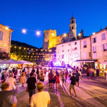 Blasimon marchés gourmands, Saint-Macaire Cavalcades, Ouvre la Voix septembre 2025, Paille et Ripaille Langon, La Réole marché producteurs, Créon Piste sous les étoiles, Targon balades contées, Entre-Deux-Mers août septembre, agenda Gironde été 2025, festivals cyclotourisme musical.