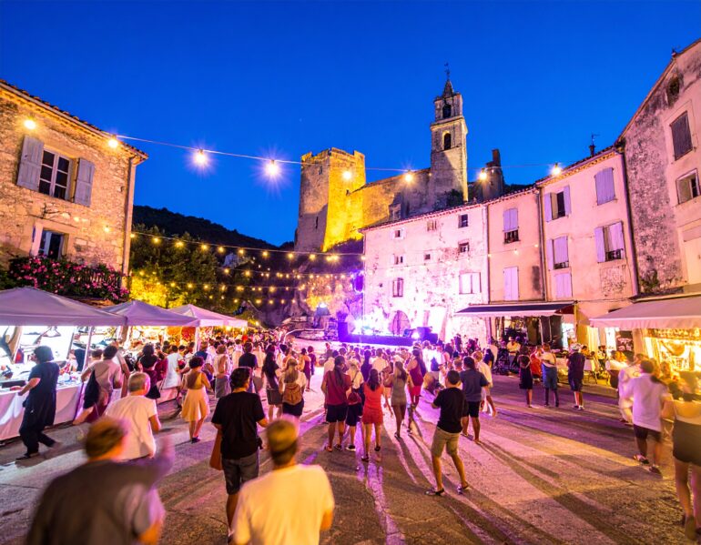 Blasimon marchés gourmands, Saint-Macaire Cavalcades, Ouvre la Voix septembre 2025, Paille et Ripaille Langon, La Réole marché producteurs, Créon Piste sous les étoiles, Targon balades contées, Entre-Deux-Mers août septembre, agenda Gironde été 2025, festivals cyclotourisme musical.
