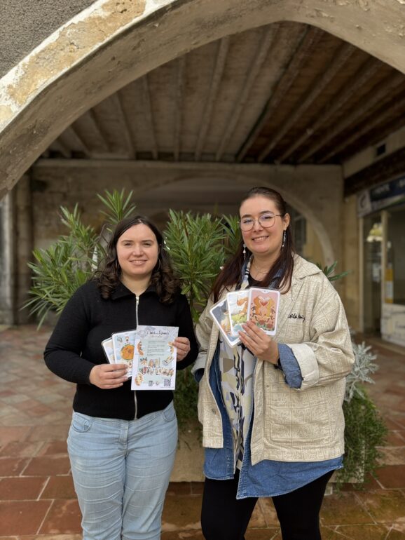 Découvrez Fooxyla, l'illustratrice bordelaise qui a créé un Tarot des Renards unique pour soutenir un refuge. Un projet né d'une rencontre.
