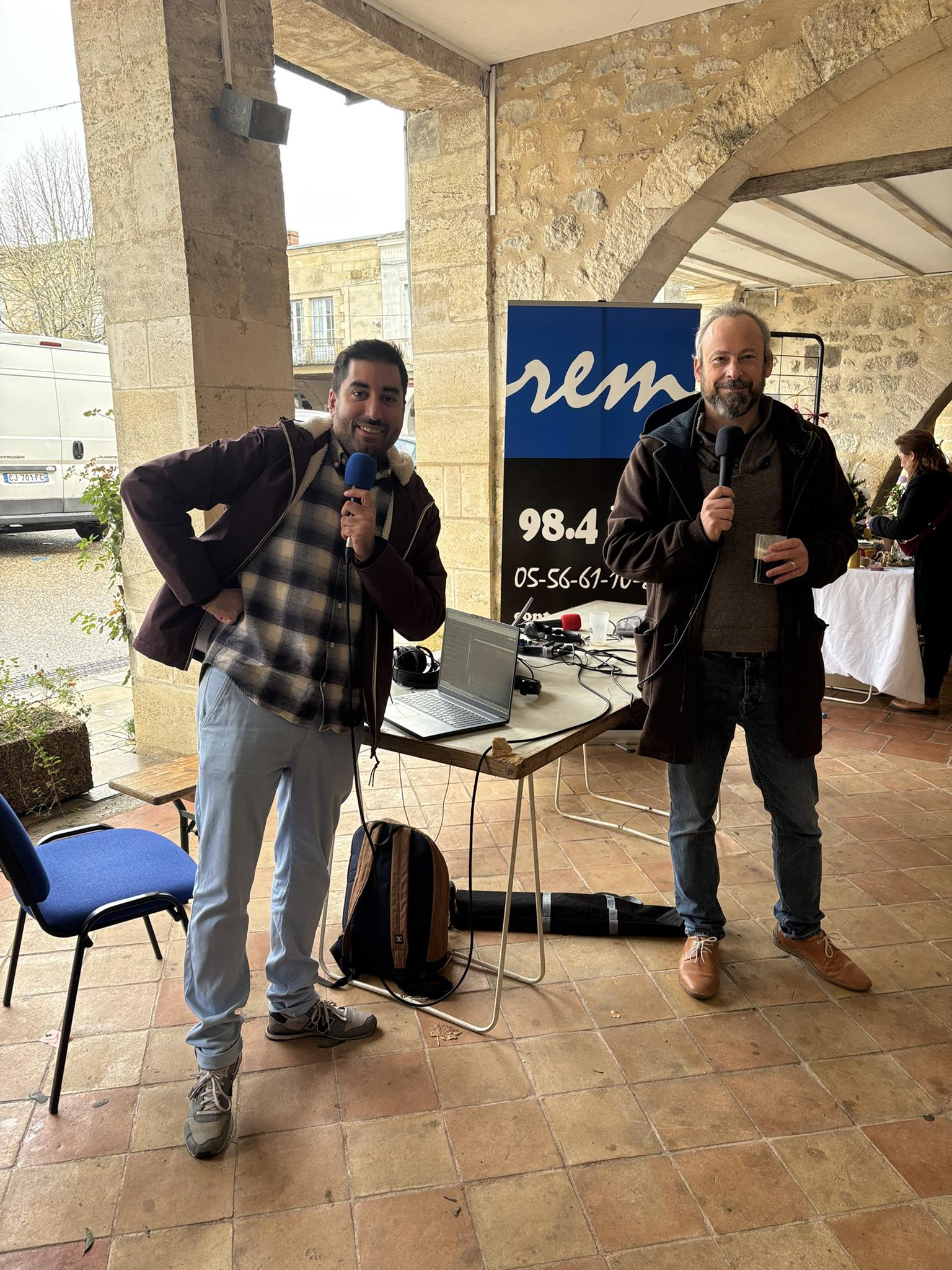 Revivez le Téléthon à Sauveterre-de-Guyenne avec l'équipe de REM 98.4. Artisanat, garbure et convivialité sous la bastide pour soutenir la recherche.