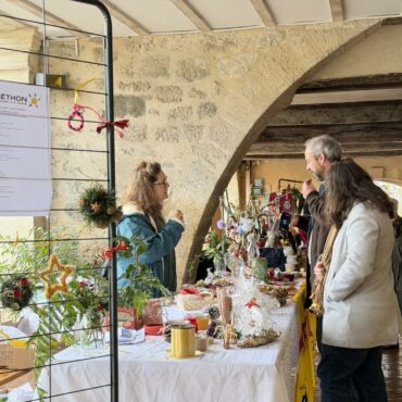 Revivez le Téléthon à Sauveterre-de-Guyenne avec l'équipe de REM 98.4. Artisanat, garbure et convivialité sous la bastide pour soutenir la recherche.