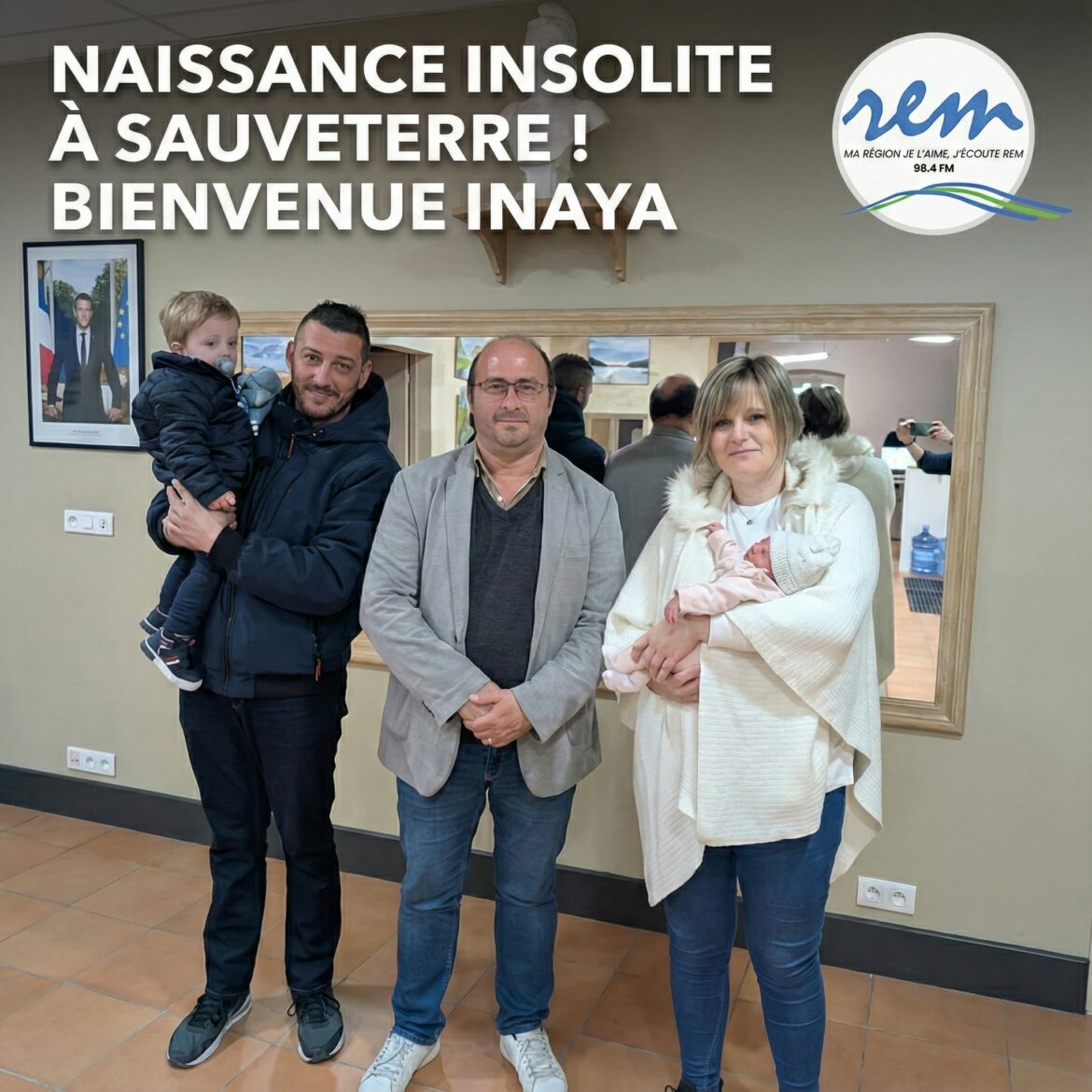 Carnet rose insolite à Sauveterre-de-Guyenne. Inaya est née à la caserne des pompiers avant d'être accueillie en mairie par Christophe Miqueu.