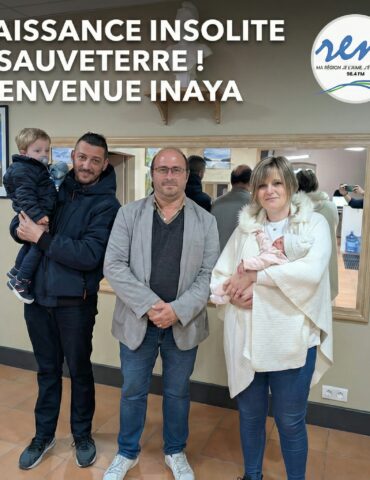 Carnet rose insolite à Sauveterre-de-Guyenne. Inaya est née à la caserne des pompiers avant d'être accueillie en mairie par Christophe Miqueu.