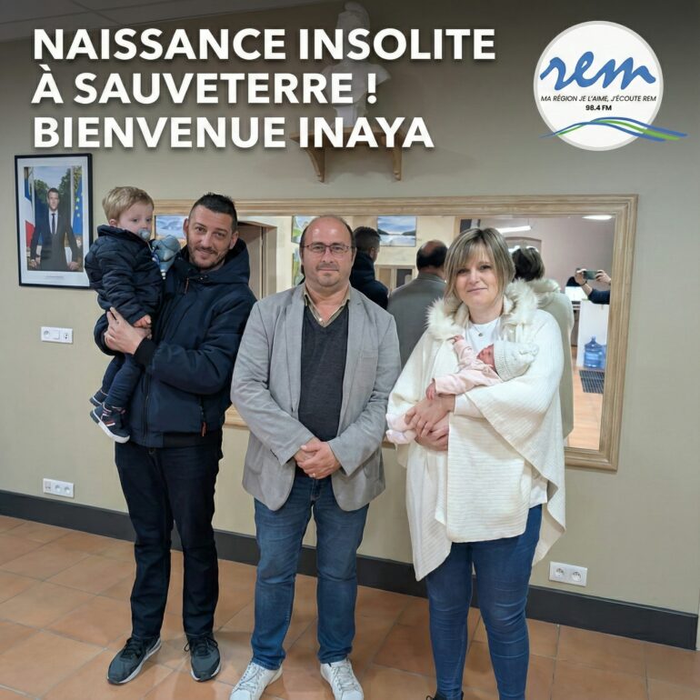 Carnet rose insolite à Sauveterre-de-Guyenne. Inaya est née à la caserne des pompiers avant d'être accueillie en mairie par Christophe Miqueu.