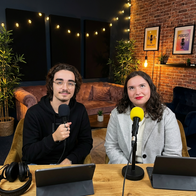 De la PS4 au micro de la radio locale, rencontre avec deux services civiques qui transforment leur passion pour le son et l'image en tremplin professionnel.