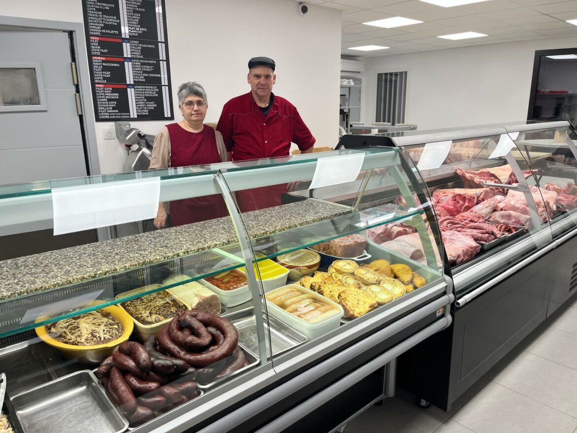 M. et Mme Bourg relancent la table du boucher ce matin à Sauveterre-de-Guyenne, des mois après l'incendie qui a failli tout arrêter.