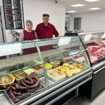 M. et Mme Bourg relancent la table du boucher ce matin à Sauveterre-de-Guyenne, des mois après l'incendie qui a failli tout arrêter.