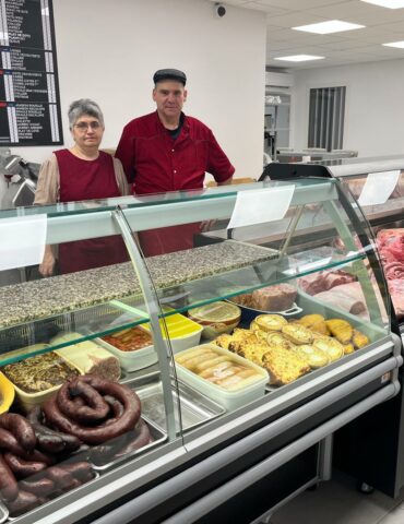 M. et Mme Bourg relancent la table du boucher ce matin à Sauveterre-de-Guyenne, des mois après l'incendie qui a failli tout arrêter.